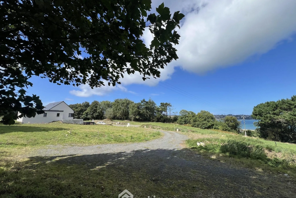 Terrain constructible de 872 m² à Louannec, secteur résidentiel privé 