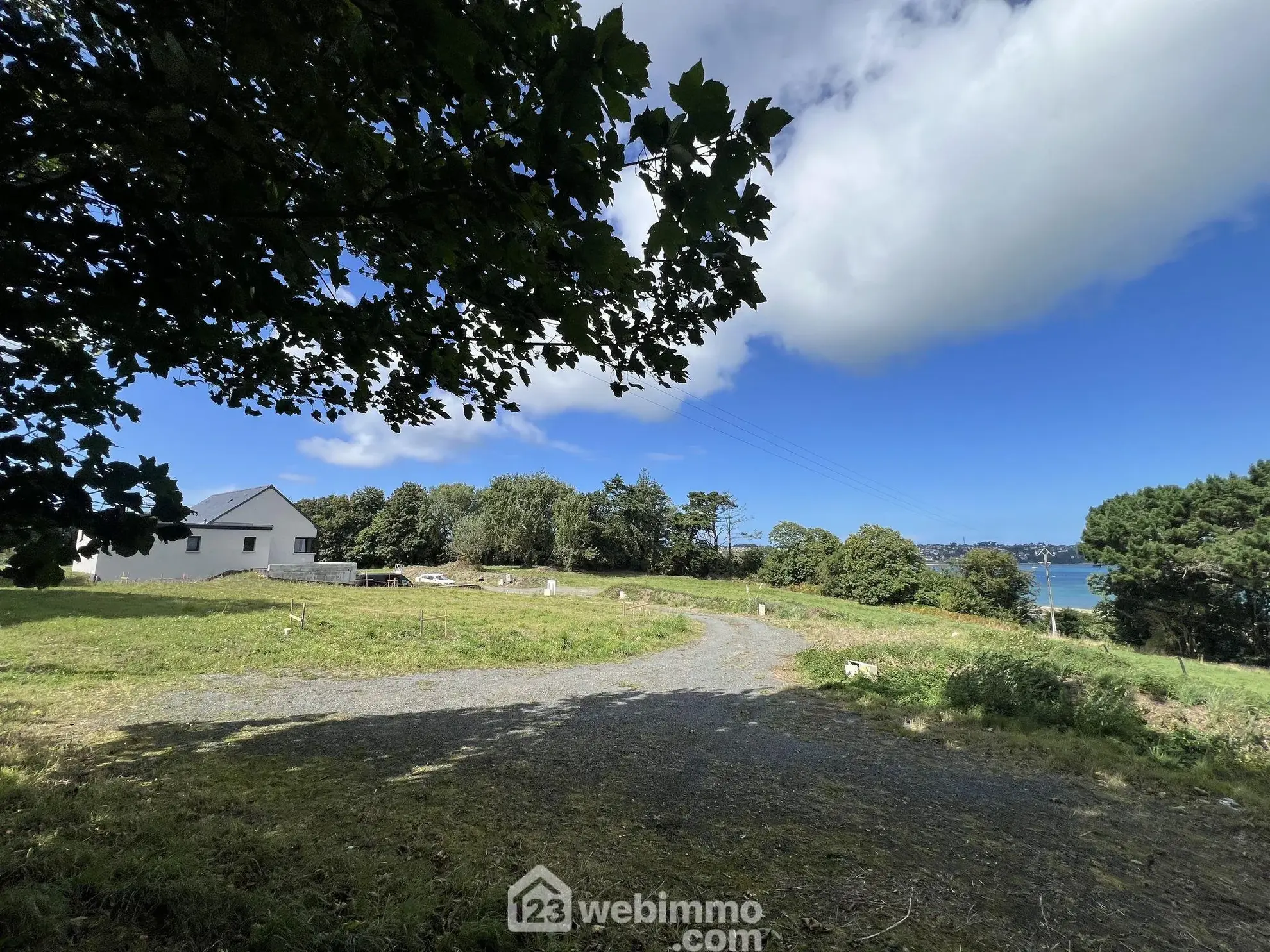 Terrain constructible de 872 m² à Louannec, secteur résidentiel privé 