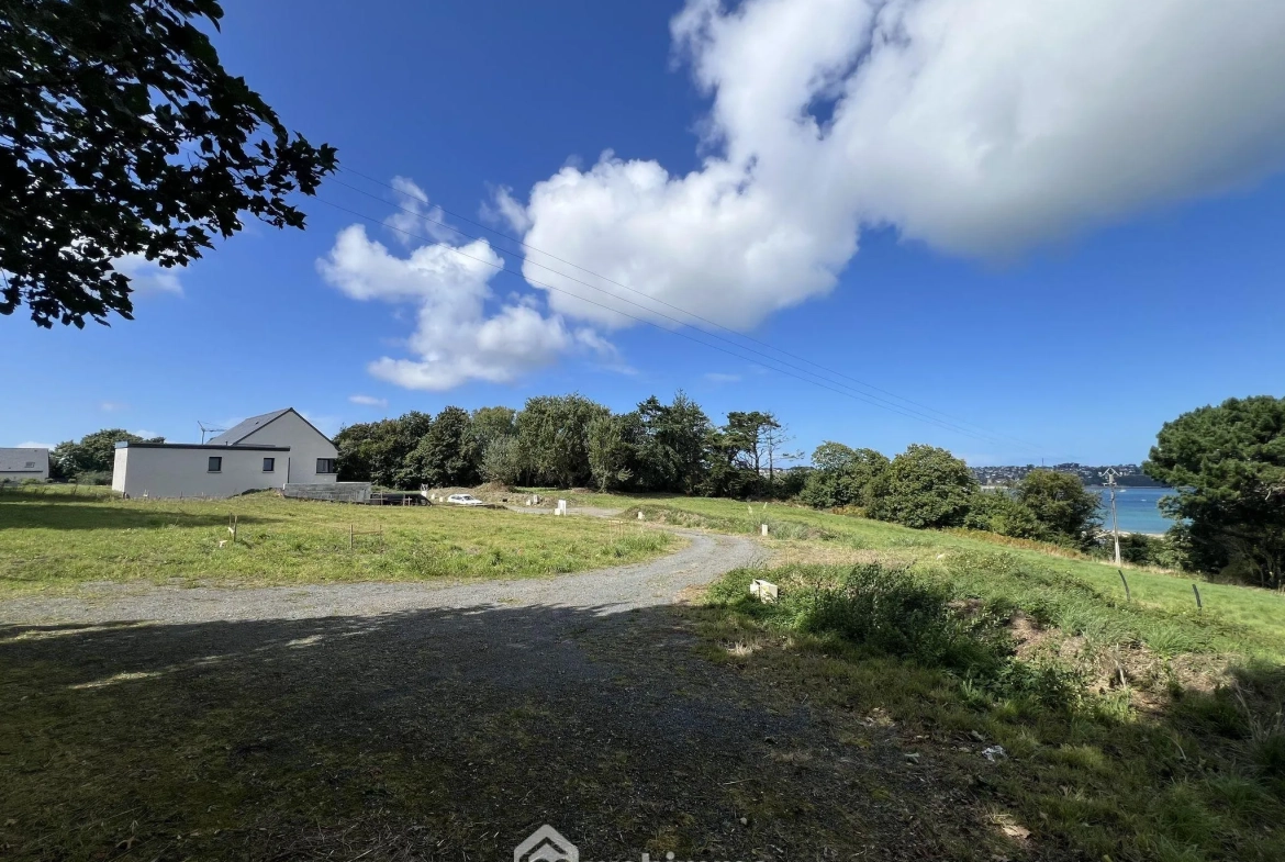 Terrain constructible de 872 m² à Louannec, secteur résidentiel privé 
