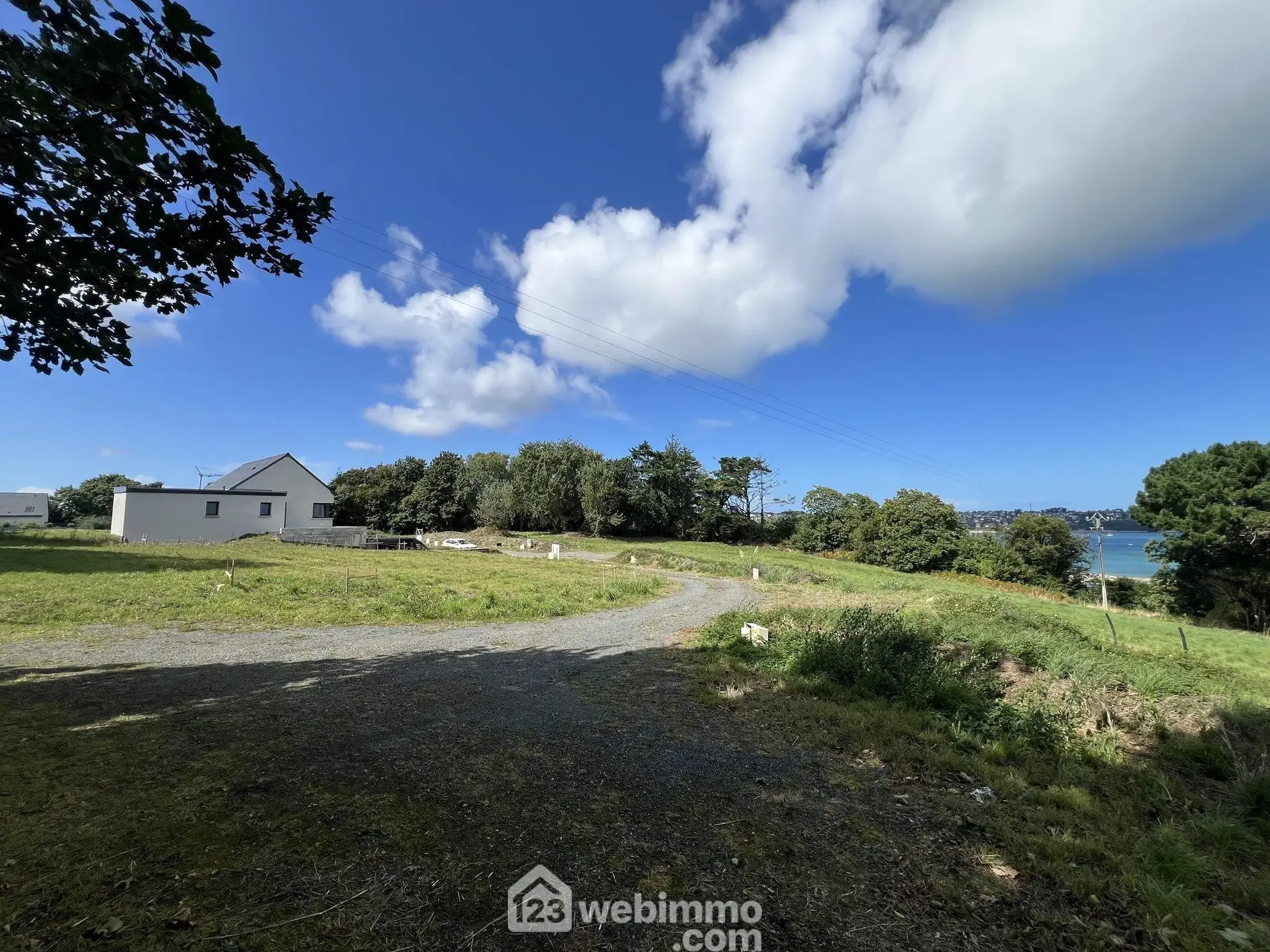 Terrain constructible de 872 m² à Louannec, secteur résidentiel privé 