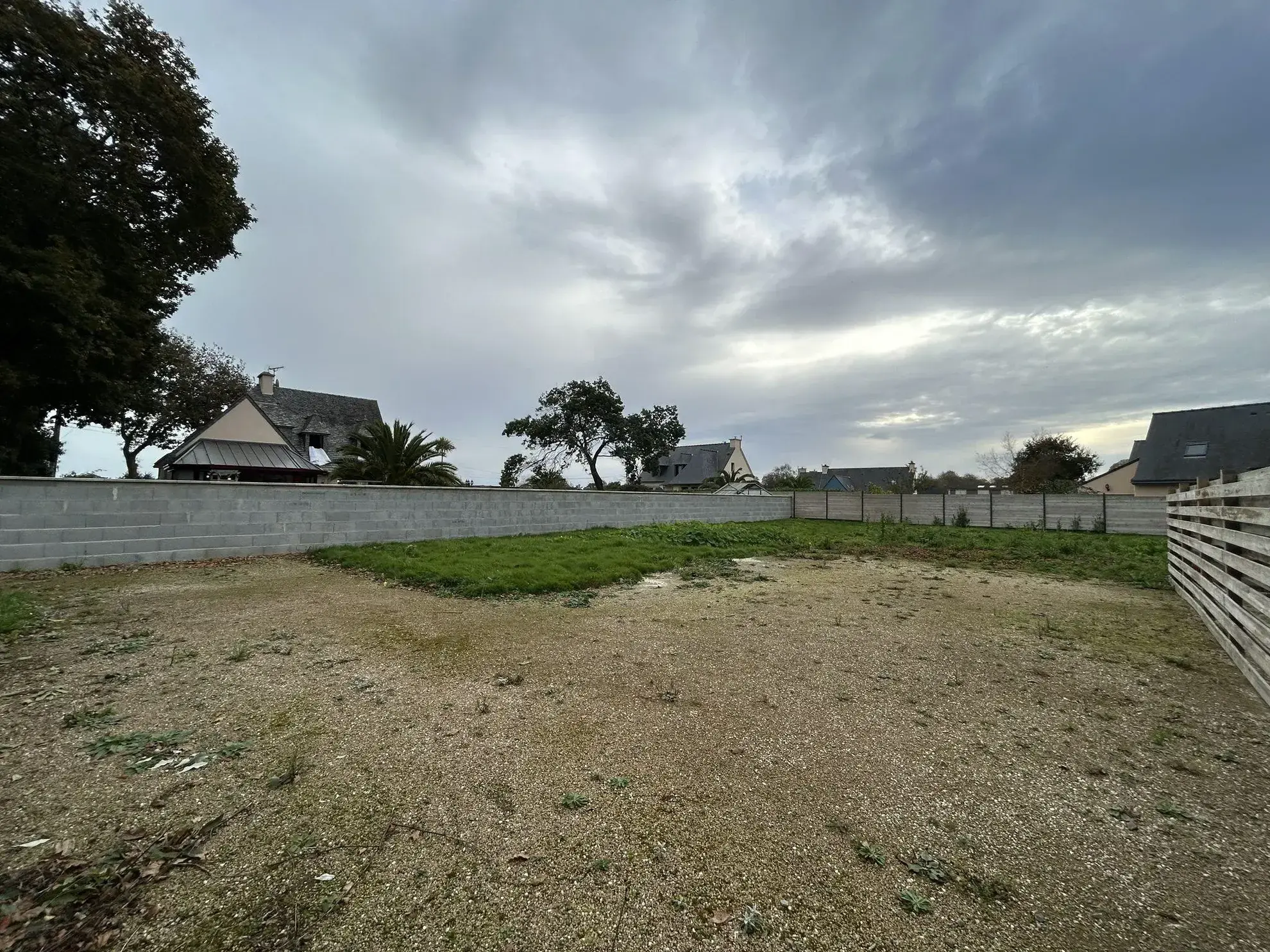 Terrain constructible de 573 m² à Ploubezre, environnement calme, proche Lannion 
