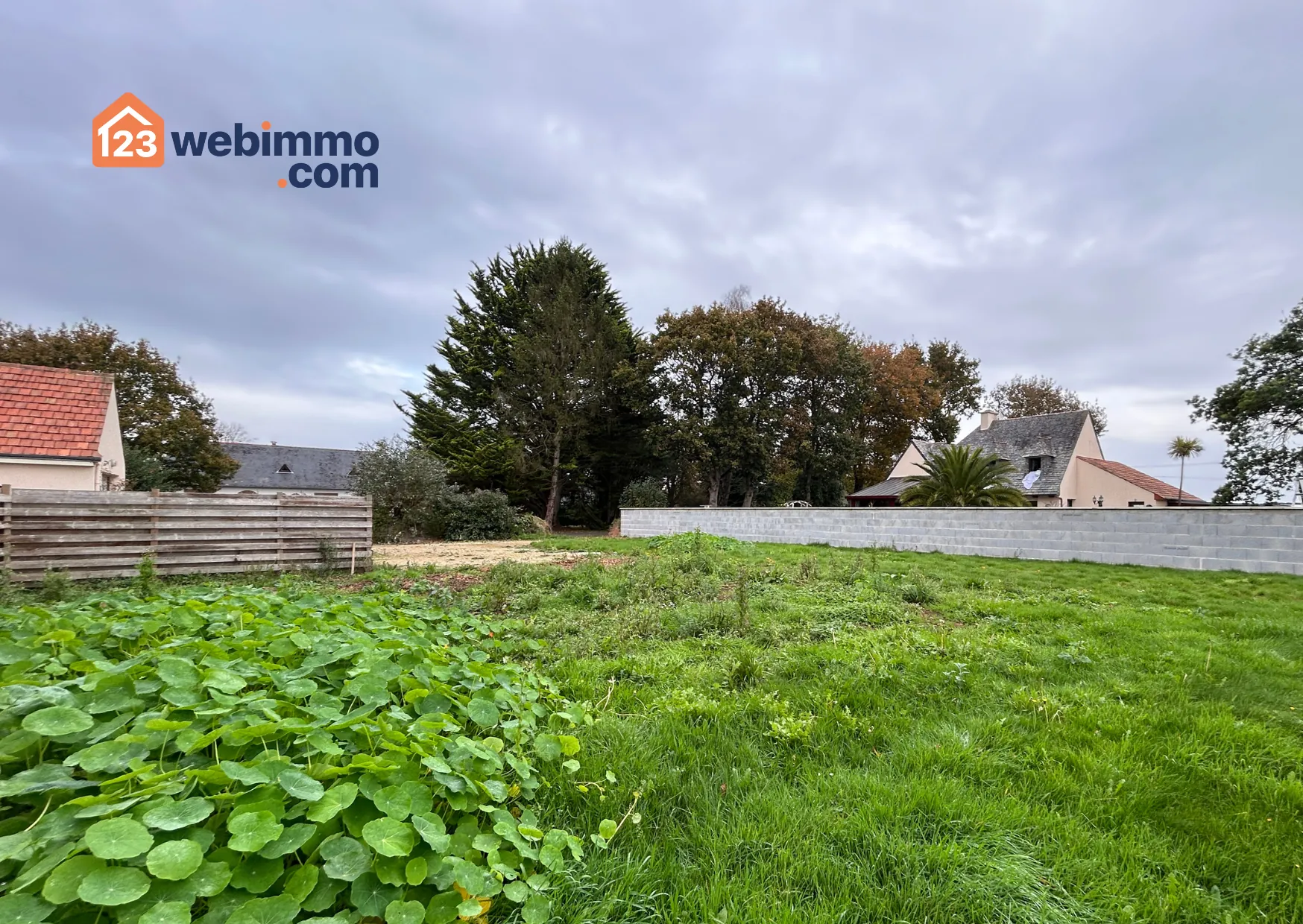Terrain constructible de 573 m² à Ploubezre, environnement calme, proche Lannion 