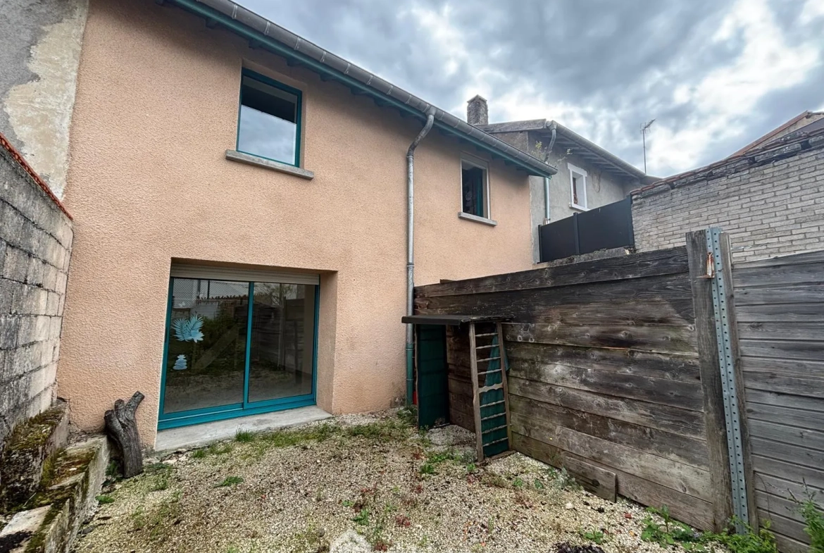 Deux maisons jumelles à Damvillers avec potentiel d'investissement et résidence 