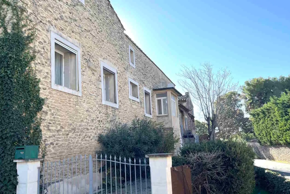 Partie de maison en pierre à Gordes avec jardin et cave, louée 750€/mois 