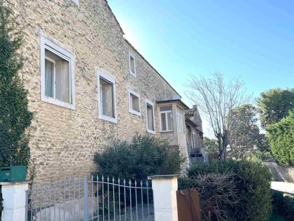 Partie de maison en pierre à Gordes avec jardin et cave, louée 750€/mois