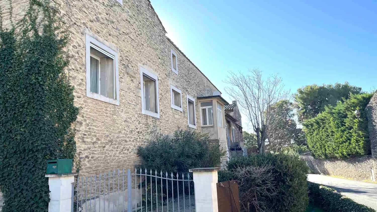 Partie de maison en pierre à Gordes avec jardin et cave, louée 750€/mois 