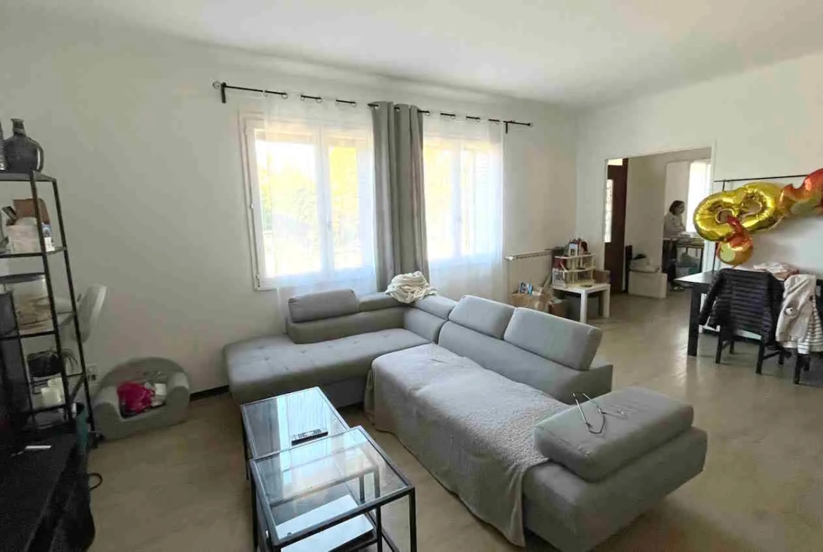 Partie de maison en pierre à Gordes avec jardin et cave, louée 750€/mois 