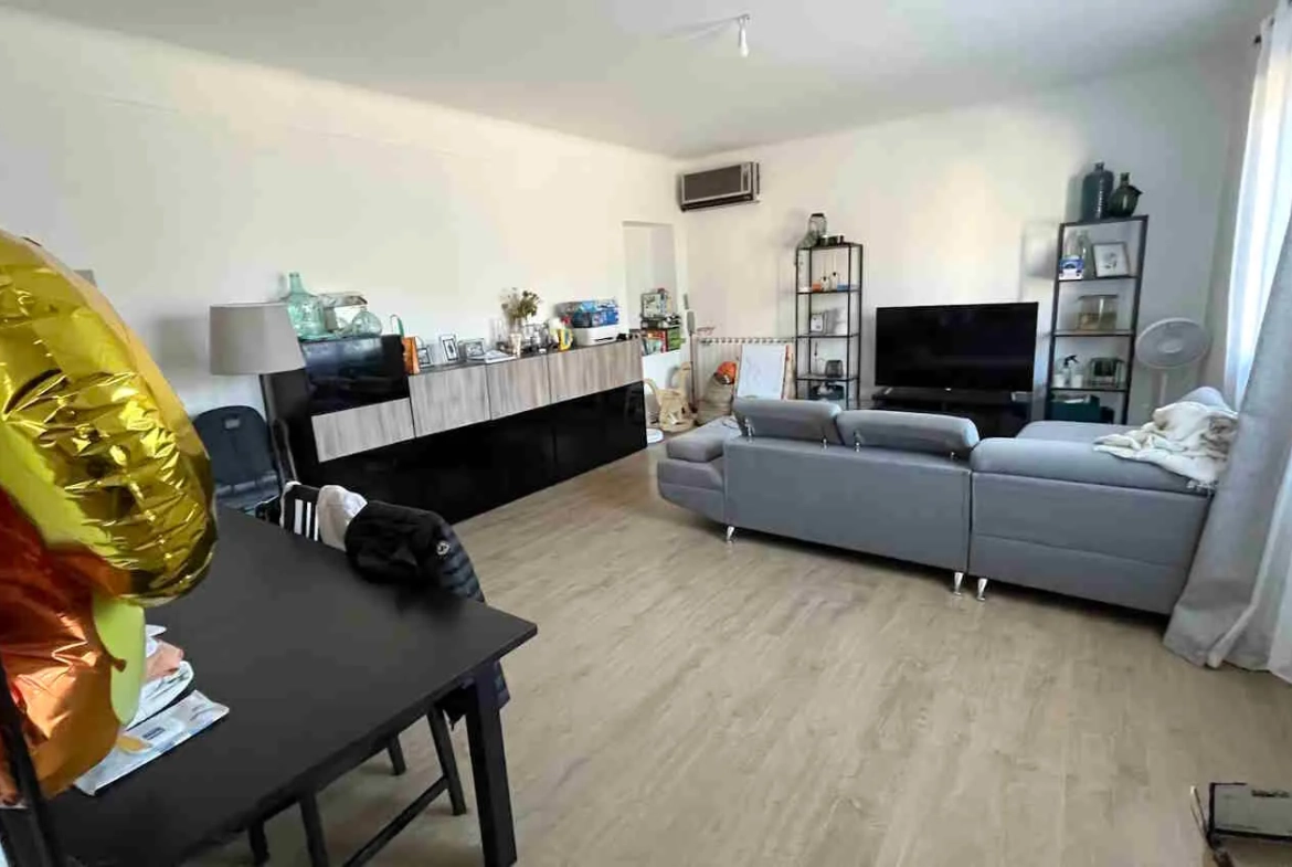 Partie de maison en pierre à Gordes avec jardin et cave, louée 750€/mois 