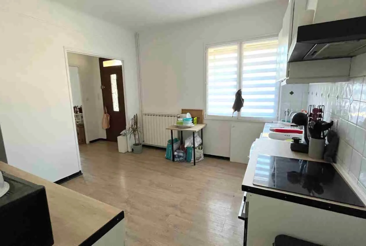 Partie de maison en pierre à Gordes avec jardin et cave, louée 750€/mois 