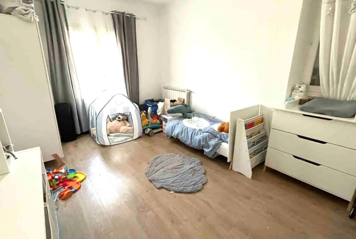 Partie de maison en pierre à Gordes avec jardin et cave, louée 750€/mois 