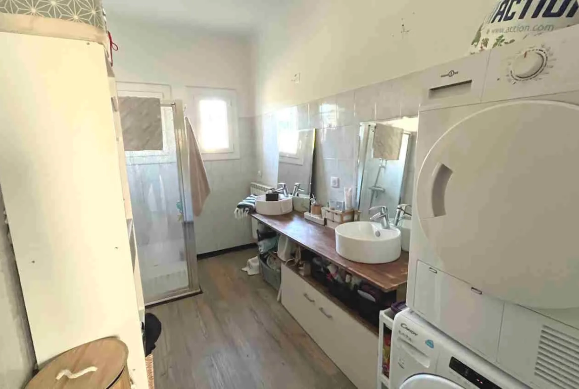 Partie de maison en pierre à Gordes avec jardin et cave, louée 750€/mois 