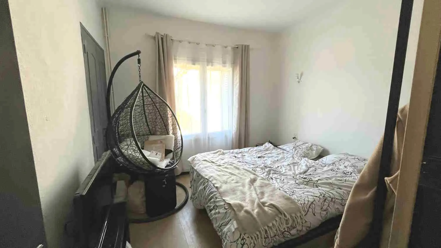 Partie de maison en pierre à Gordes avec jardin et cave, louée 750€/mois 