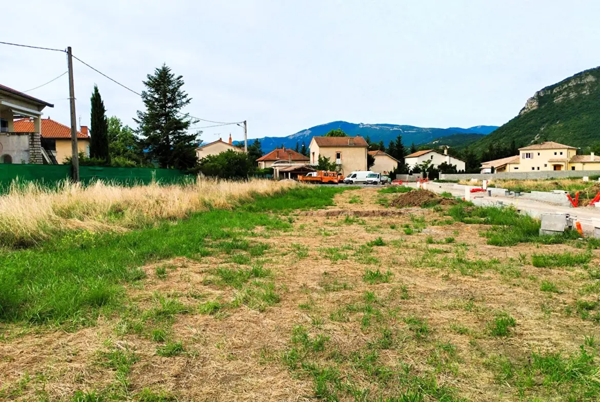 Parcelle constructible de 416 m² à Laragne Monteglin, proximité commodités 
