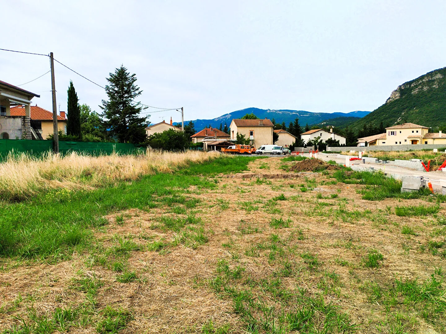 Parcelle constructible de 416 m² à Laragne Monteglin, proximité commodités 