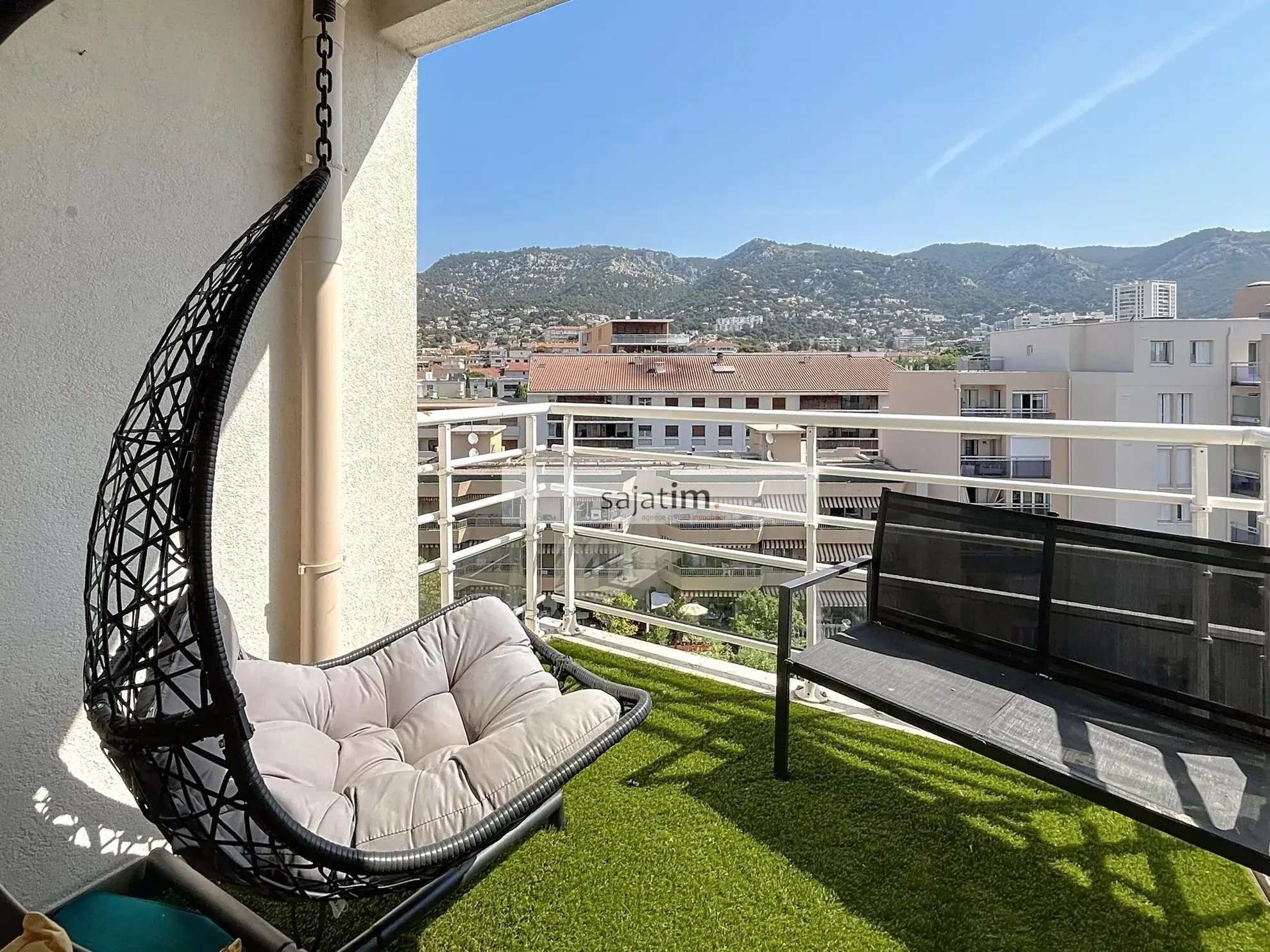 Appartement T2/T3 à Toulon avec vue sur le Faron - Dernier étage avec balcon et garage 