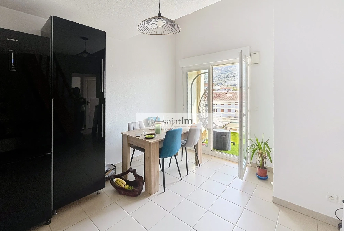 Appartement T2/T3 à Toulon avec vue sur le Faron - Dernier étage avec balcon et garage 