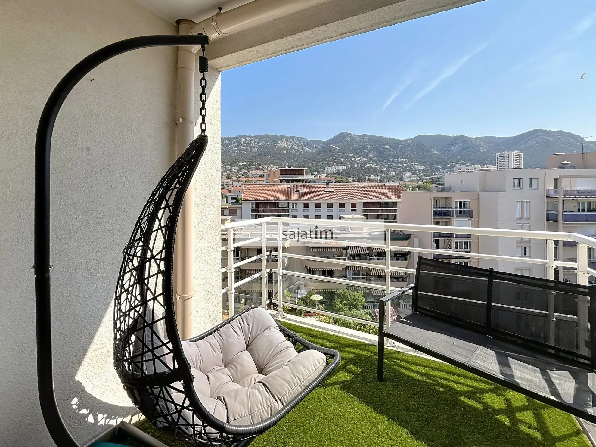 Appartement T2/T3 à Toulon avec vue sur le Faron - Dernier étage avec balcon et garage 