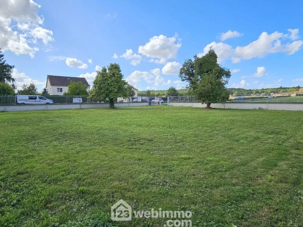 Terrain constructible de 690m² à Vayres-sur-Essonne, idéal pour votre projet de construction