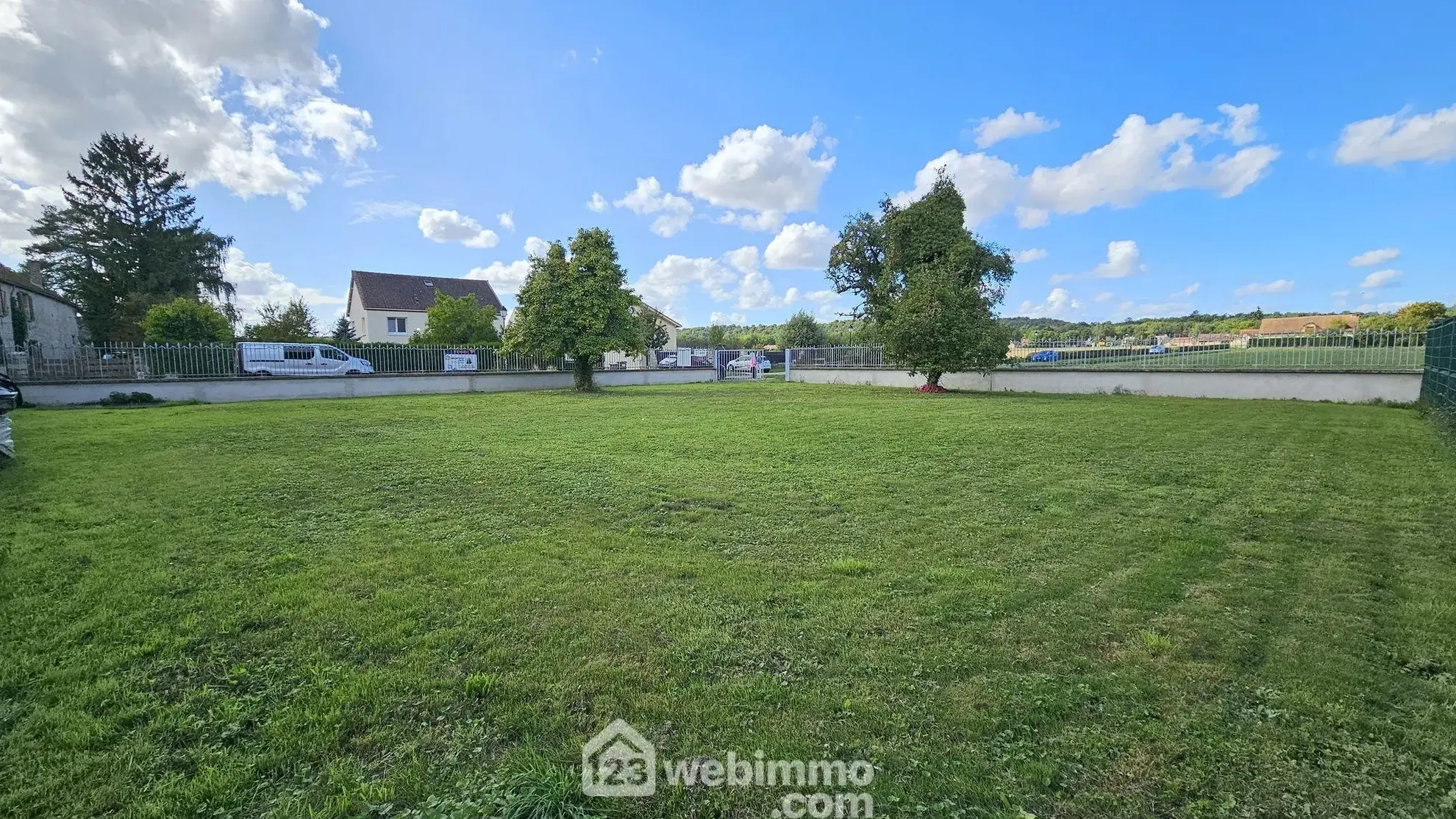 Terrain constructible de 690m² à Vayres-sur-Essonne, idéal pour votre projet de construction 
