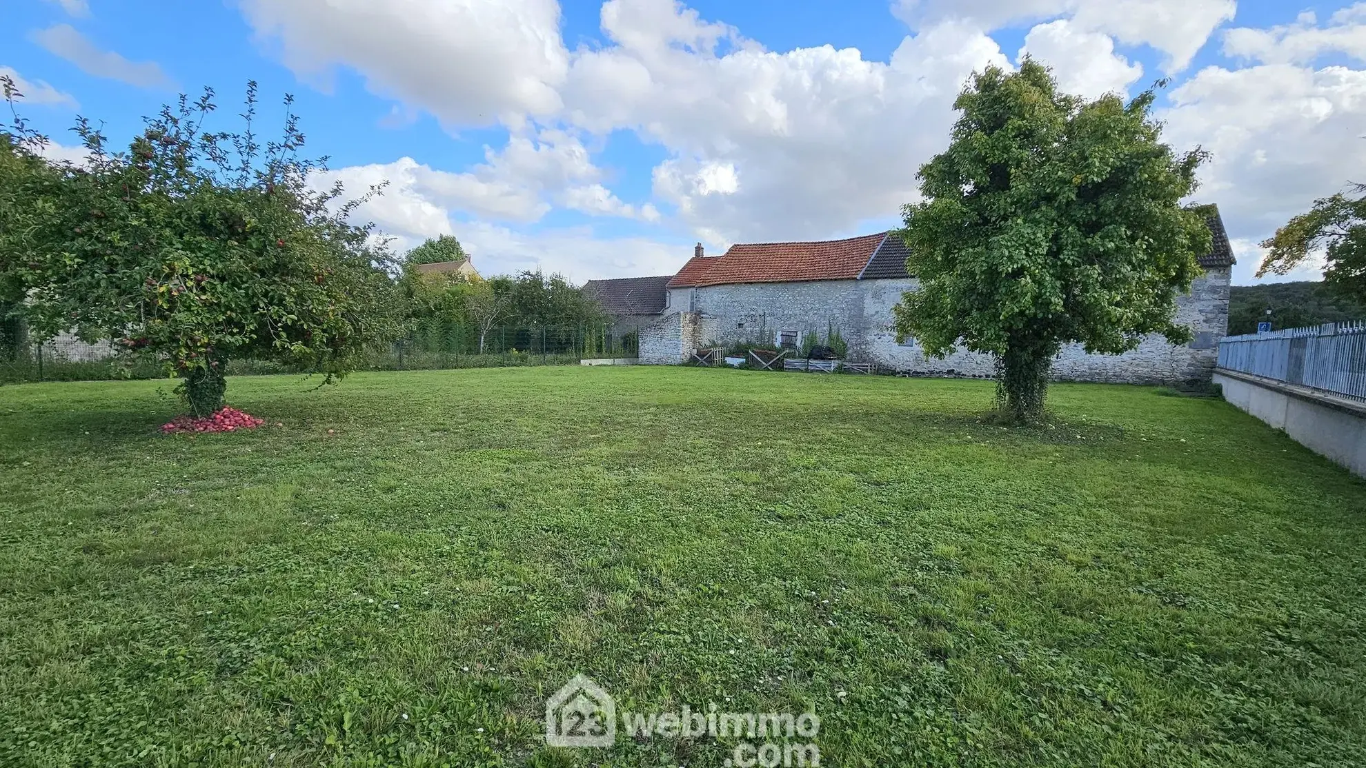 Terrain constructible de 690m² à Vayres-sur-Essonne, idéal pour votre projet de construction 