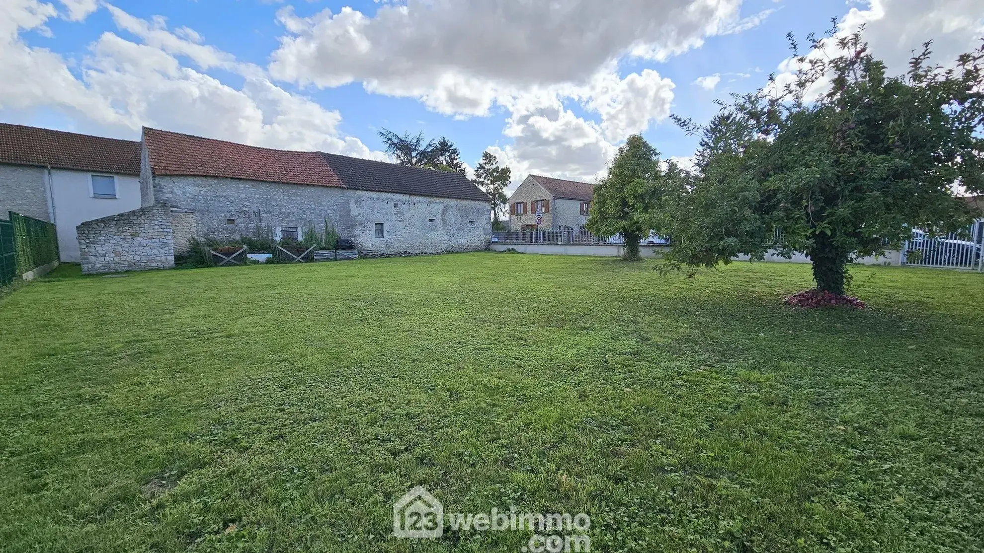 Terrain constructible de 690m² à Vayres-sur-Essonne, idéal pour votre projet de construction 