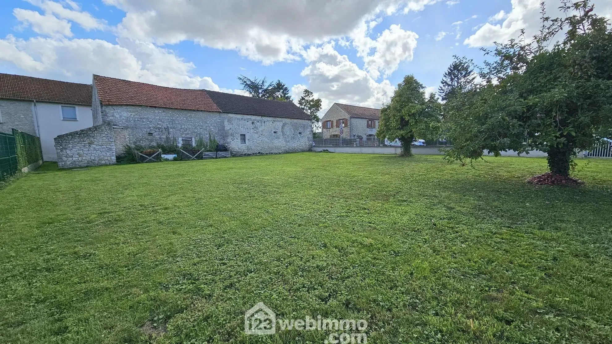 Terrain constructible de 690m² à Vayres-sur-Essonne, idéal pour votre projet de construction 