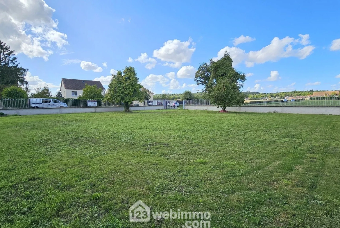 Terrain constructible de 690m² à Vayres-sur-Essonne, idéal pour votre projet de construction 