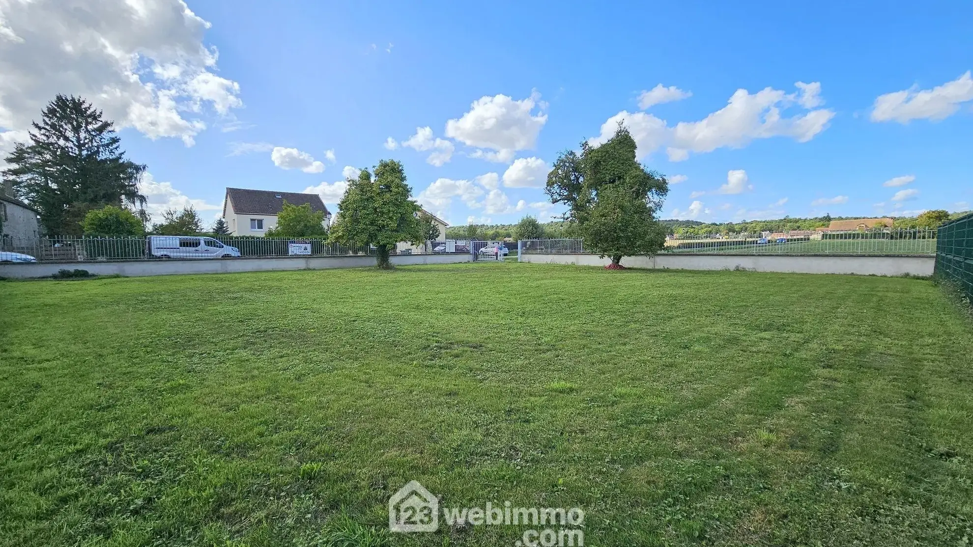 Terrain constructible de 690m² à Vayres-sur-Essonne, idéal pour votre projet de construction 