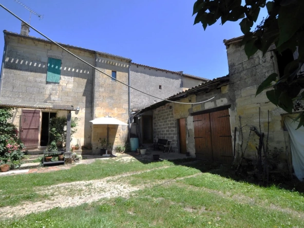 Maison girondine à Lestiac-sur-Garonne avec grand terrain et dépendance