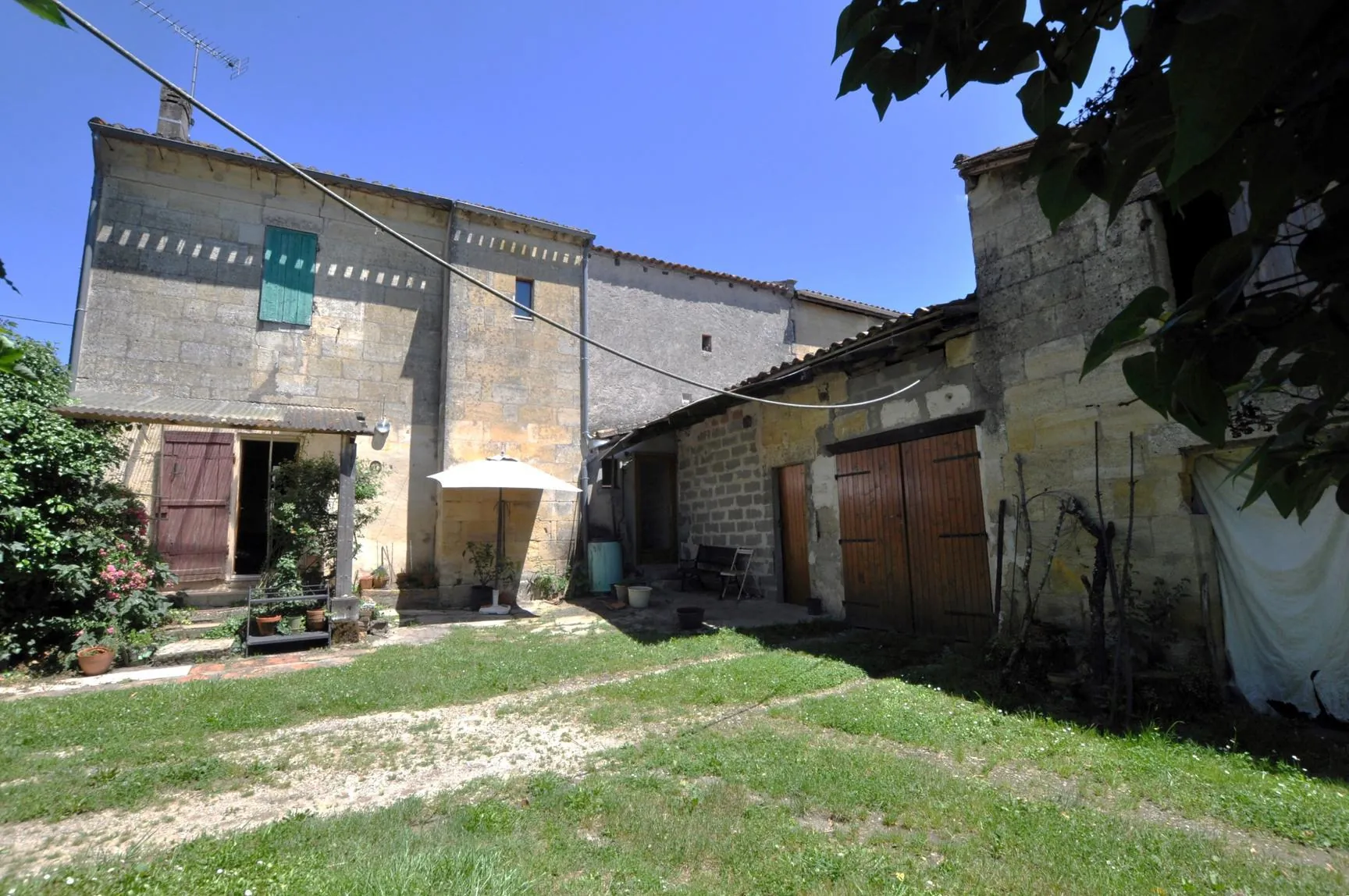 Maison girondine à Lestiac-sur-Garonne avec grand terrain et dépendance 