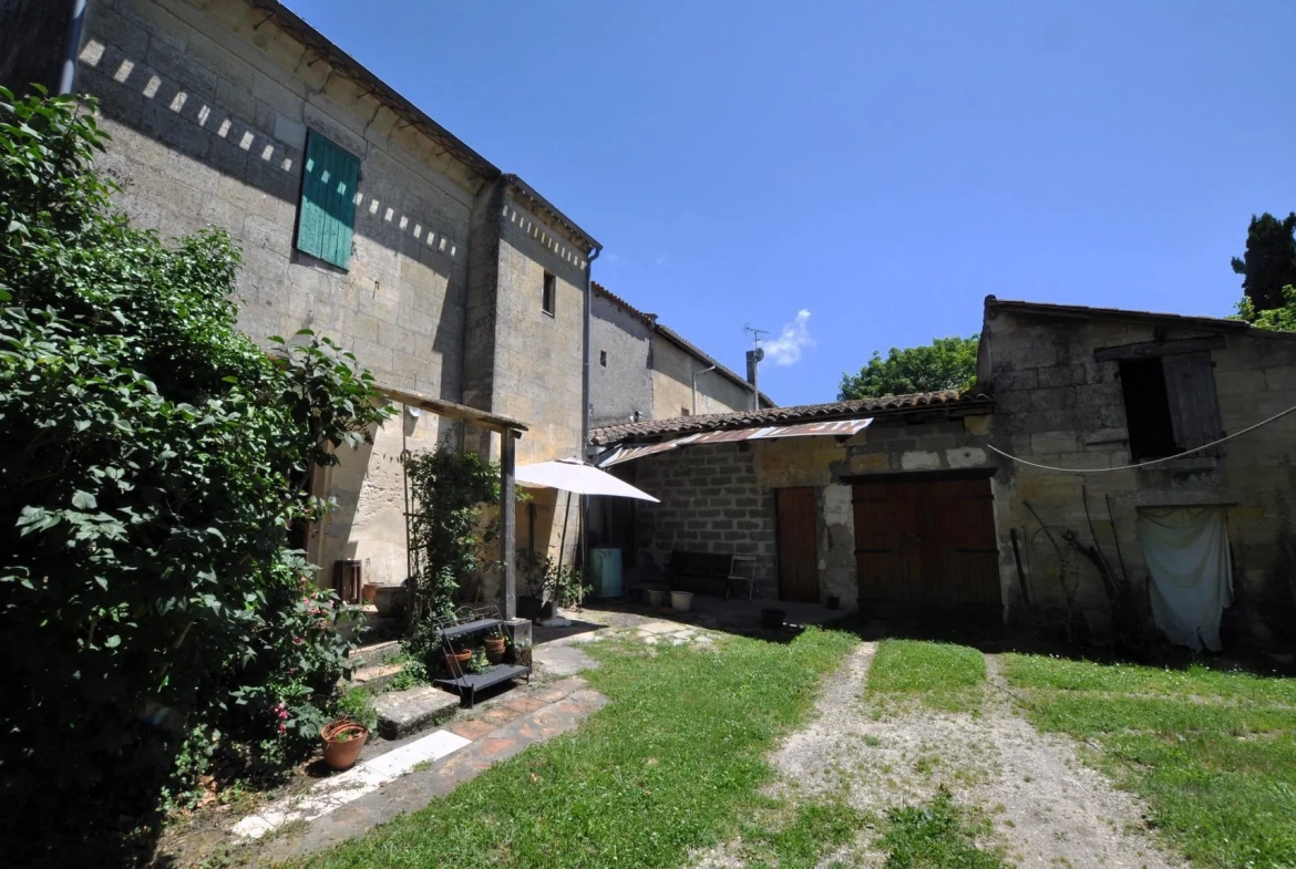 Maison girondine à Lestiac-sur-Garonne avec grand terrain et dépendance 