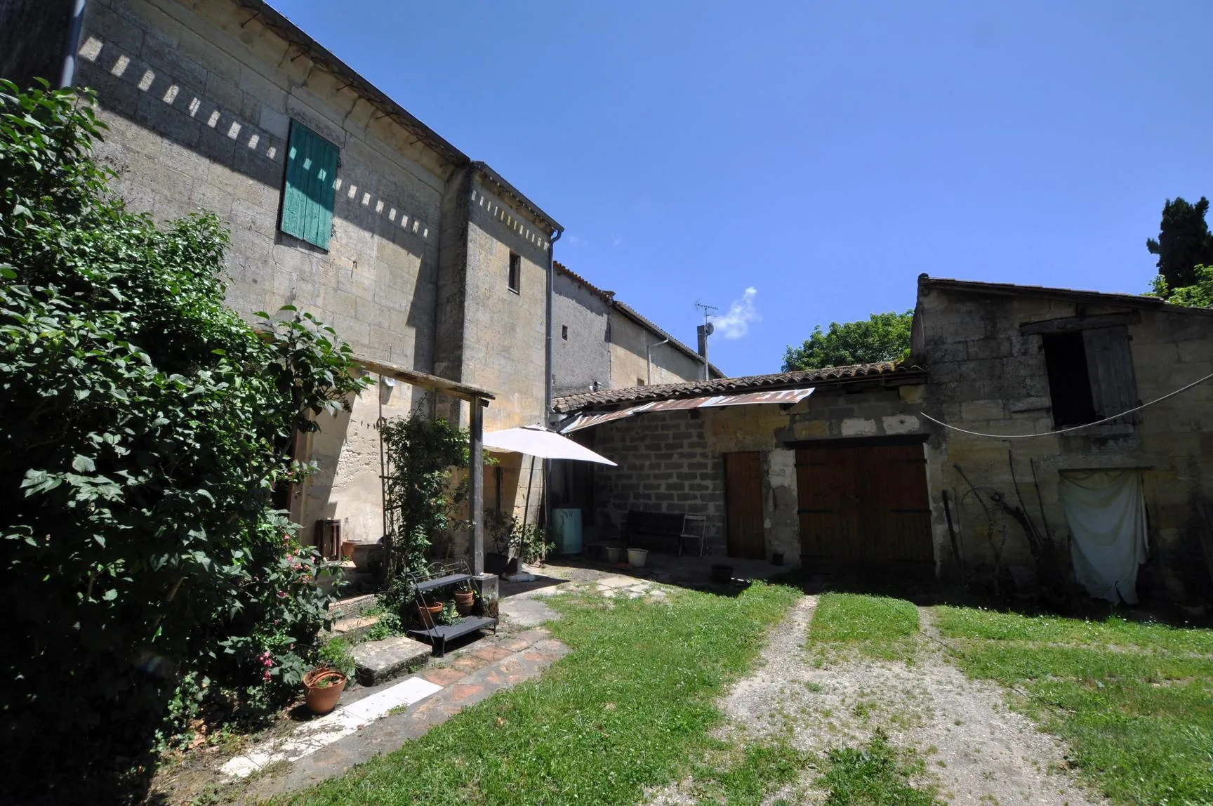 Maison girondine à Lestiac-sur-Garonne avec grand terrain et dépendance 