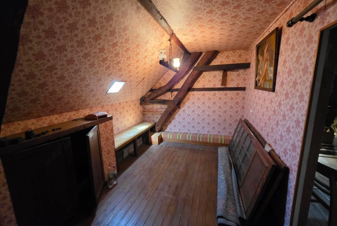 Maison à rénover avec garage et jardin à Sassetot-Le-Mauconduit en Normandie 