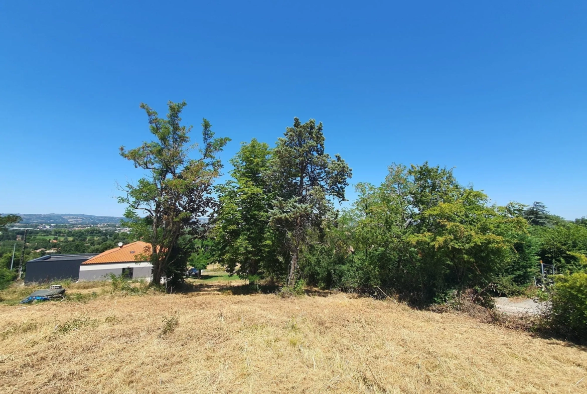 Terrain constructible à Albi avec magnifique vue et environnement calme 