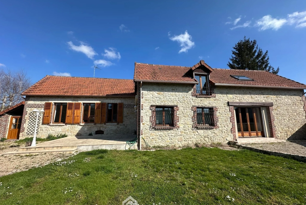 Magnifique longère en pierres de 190 m² à Bruyères-et-Montbérault 