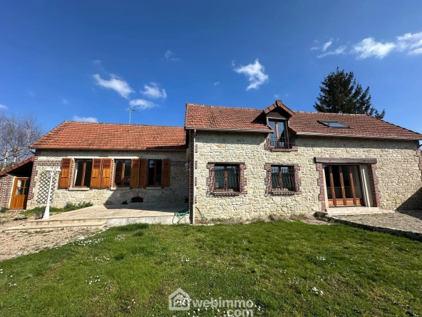 Magnifique longère en pierres de 190 m² à Bruyères-et-Montbérault