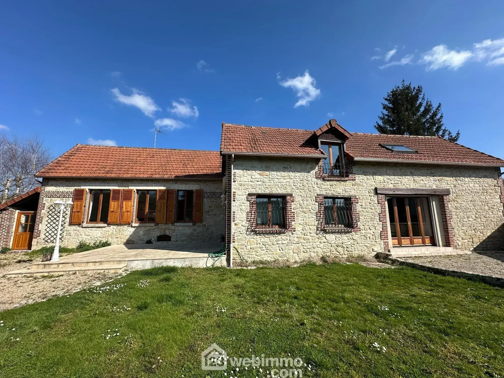 Magnifique longère en pierres de 190 m² à Bruyères-et-Montbérault 