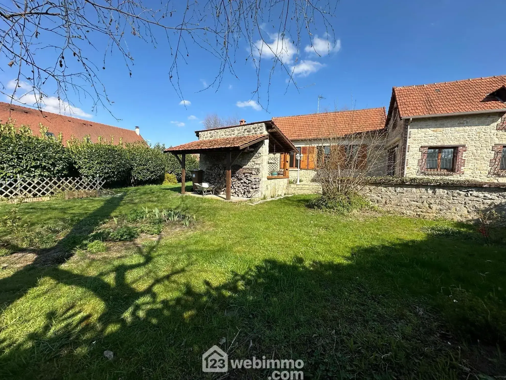 Magnifique longère en pierres de 190 m² à Bruyères-et-Montbérault 