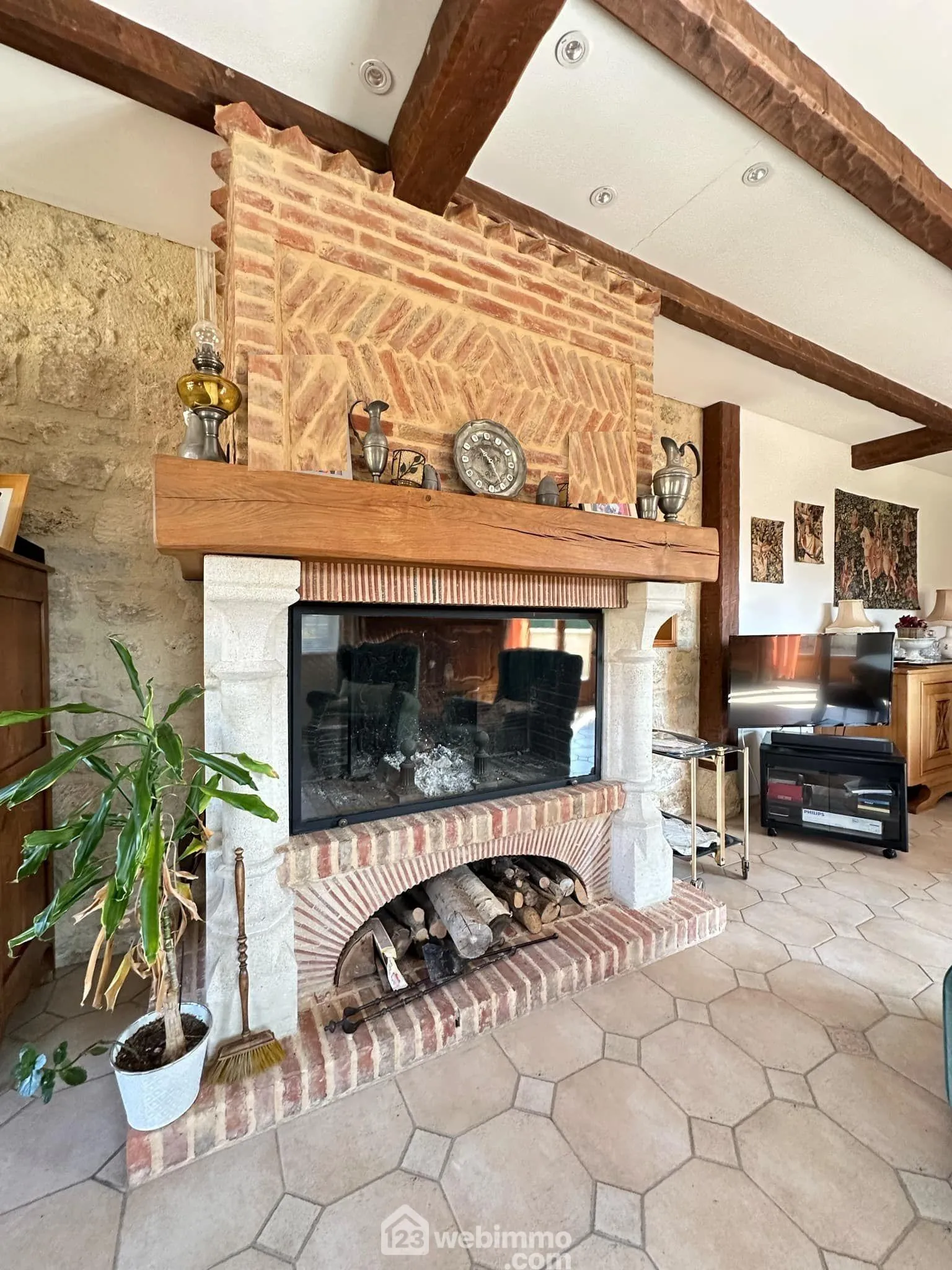 Magnifique longère en pierres de 190 m² à Bruyères-et-Montbérault 
