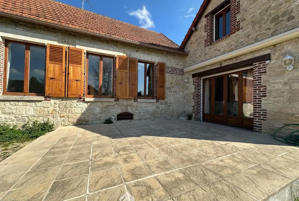 Magnifique longère en pierres de 190 m² à Bruyères-et-Montbérault 