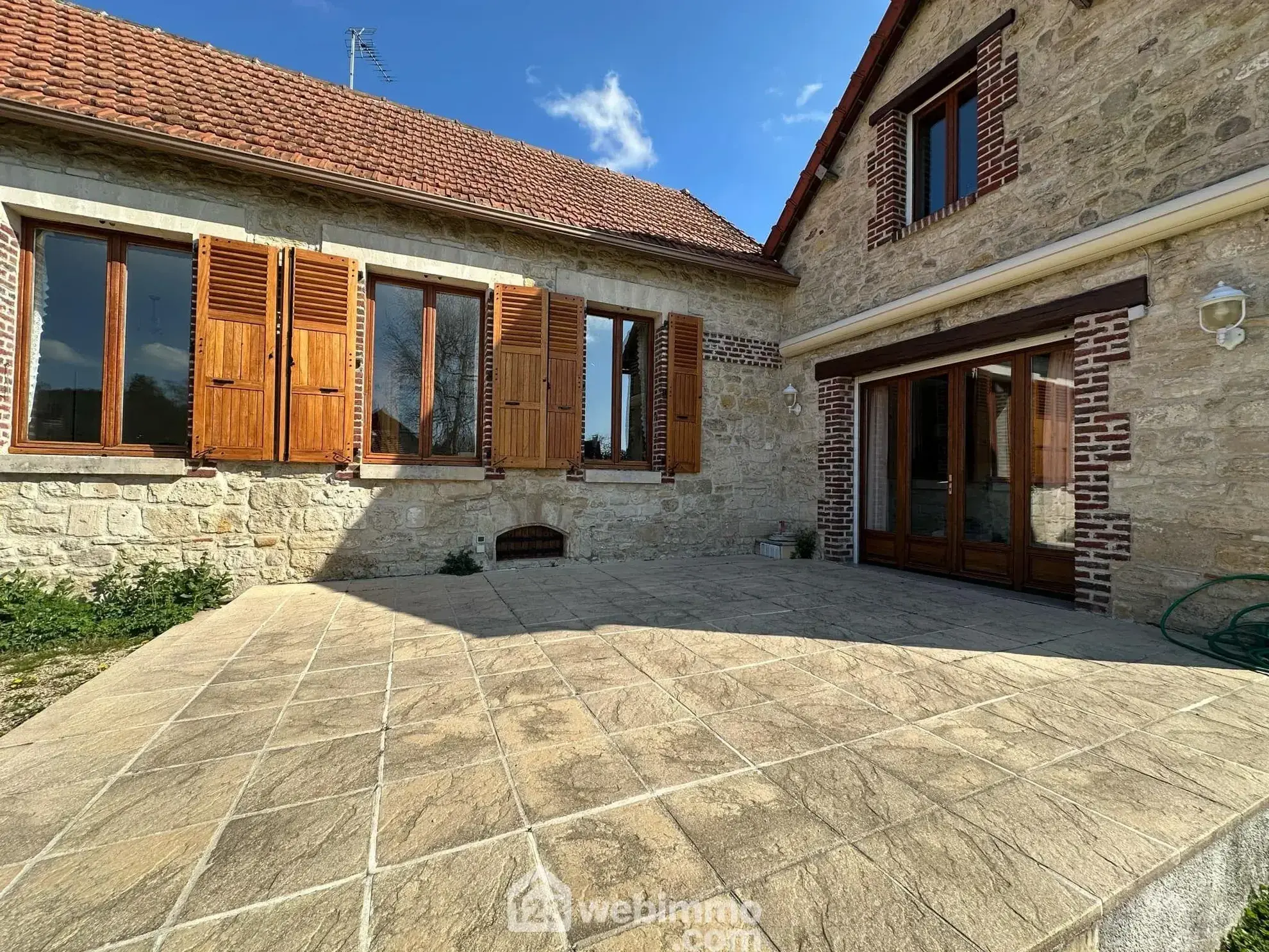 Magnifique longère en pierres de 190 m² à Bruyères-et-Montbérault 