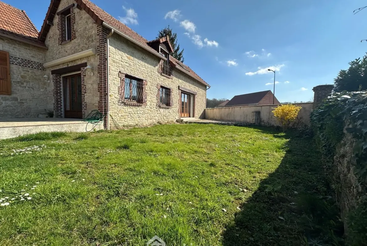 Magnifique longère en pierres de 190 m² à Bruyères-et-Montbérault 
