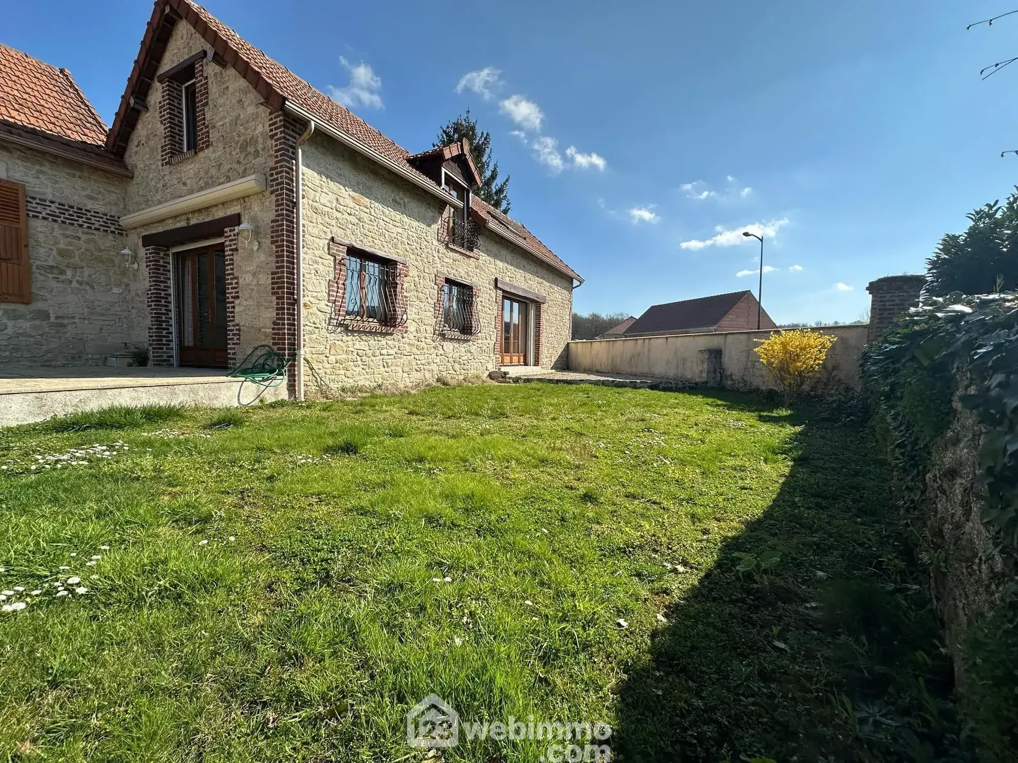 Magnifique longère en pierres de 190 m² à Bruyères-et-Montbérault 