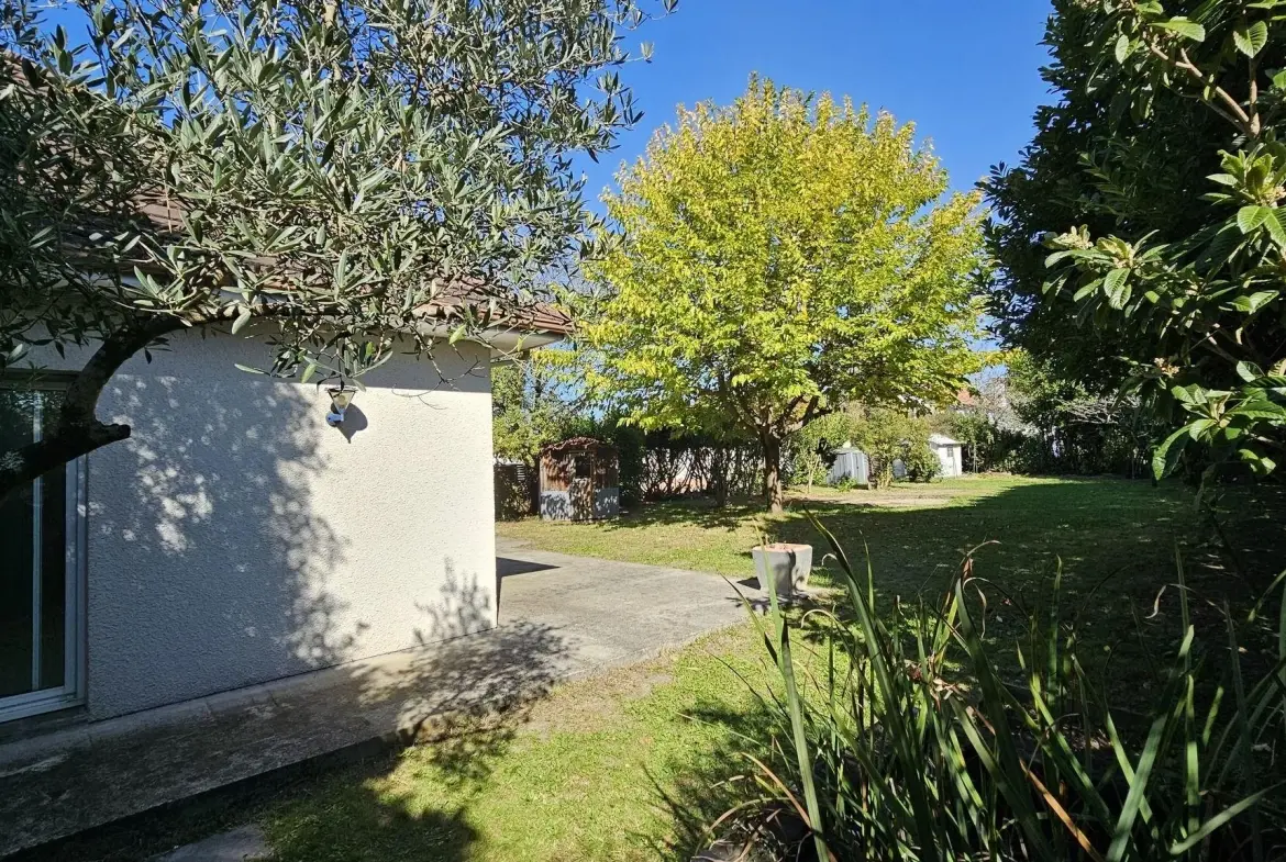 Maison de plain-pied à Narcastet avec grand jardin et garage 