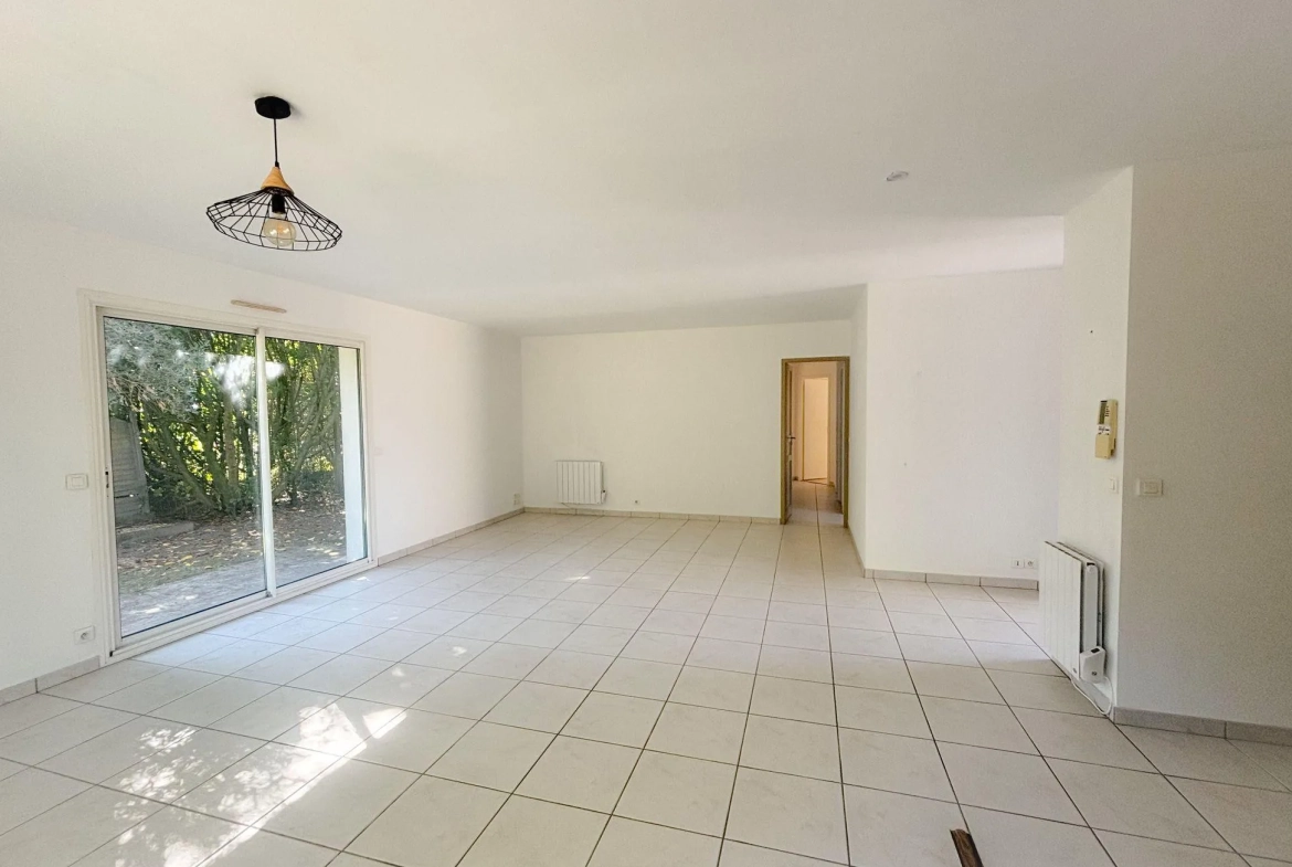 Maison de plain-pied à Narcastet avec grand jardin et garage 