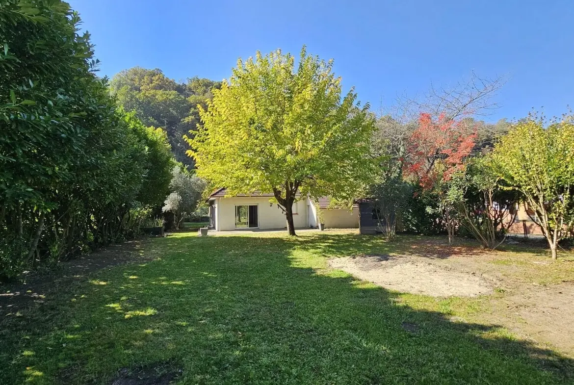 Maison de plain-pied à Narcastet avec grand jardin et garage 