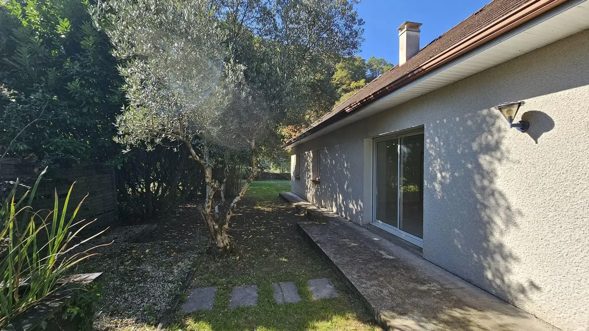 Maison de plain-pied à Narcastet avec grand jardin et garage 