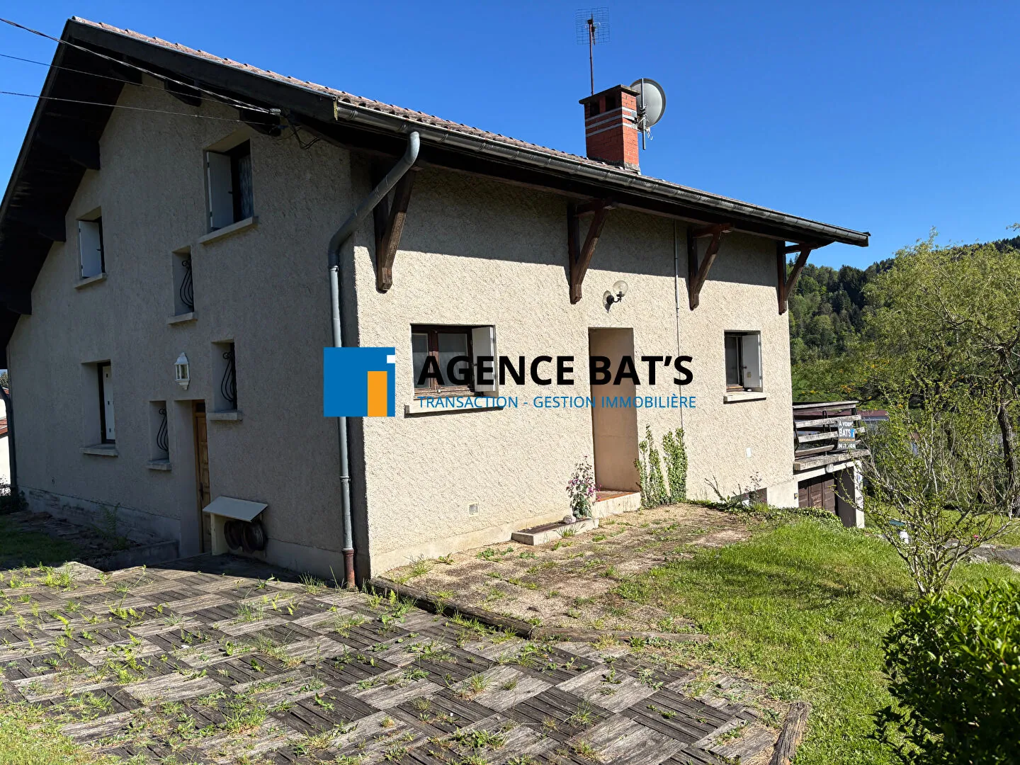 Maison spacieuse de 192 m² à Dunieres avec garage, atelier et vue agréable 
