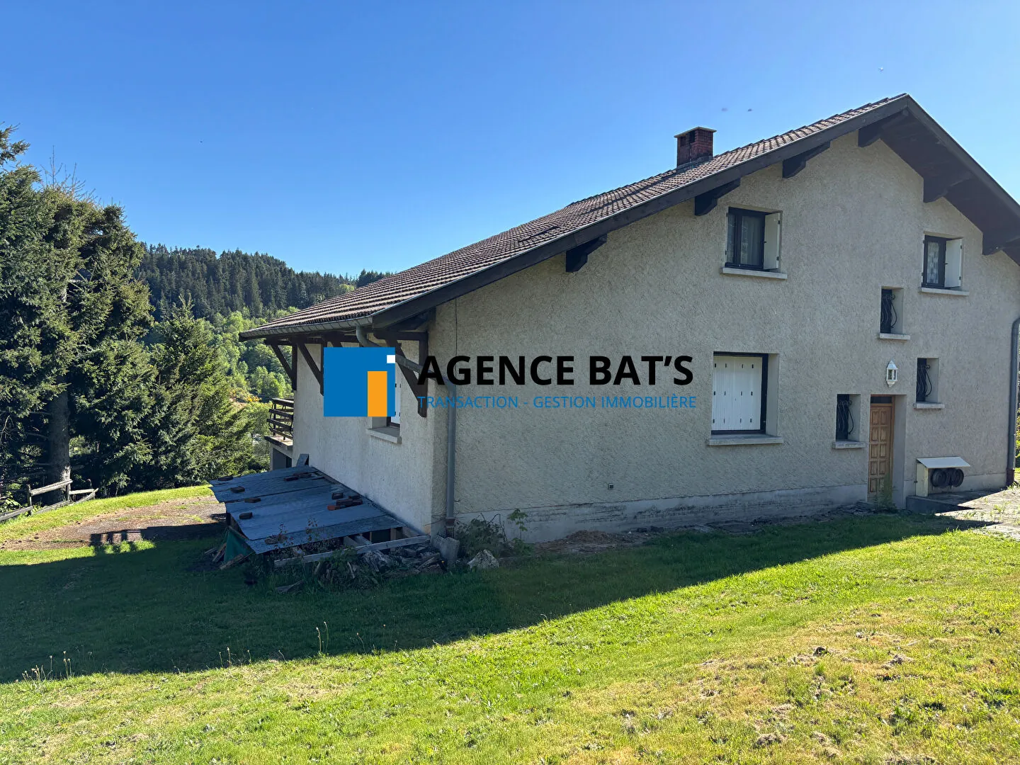 Maison spacieuse de 192 m² à Dunieres avec garage, atelier et vue agréable 