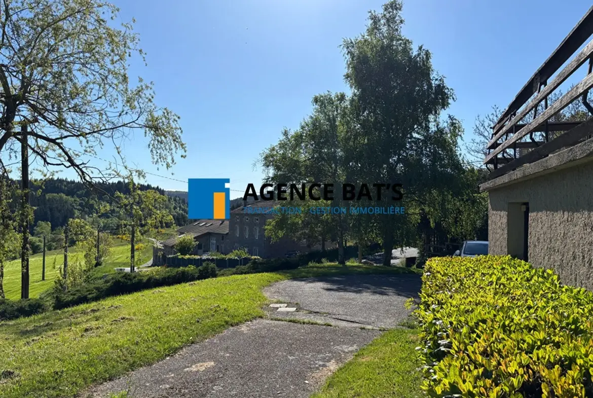 Maison spacieuse de 192 m² à Dunieres avec garage, atelier et vue agréable 